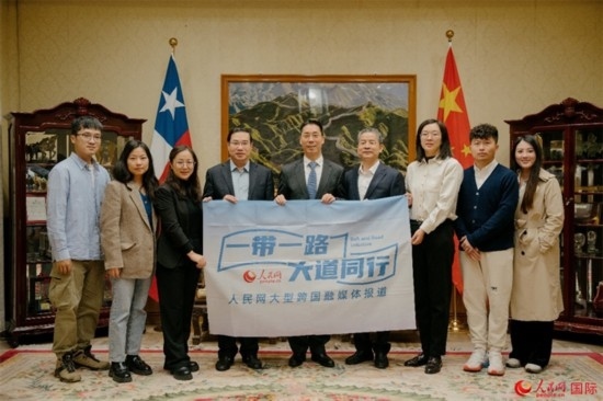 牛清報(bào)大使（中）與人民網(wǎng)、人民日報(bào)社記者合影。 人民網(wǎng)記者 張若涵攝