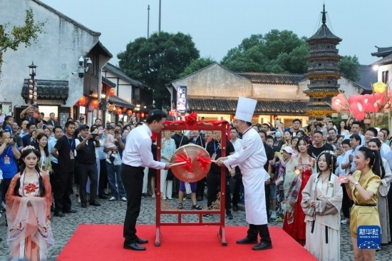 9月27日拍攝的2023年南翔國潮大會暨第十七屆上海南翔小籠文化展開幕儀式現(xiàn)場。