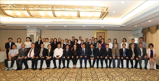 參會(huì)嘉賓合影留念。主辦方供圖