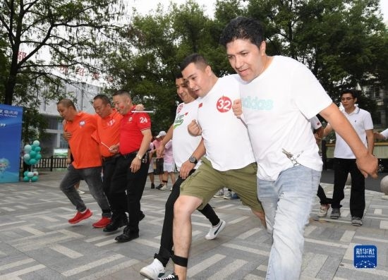 9月28日，在柯橋柯亭社區(qū)，各民族居民參加趣味運動會。