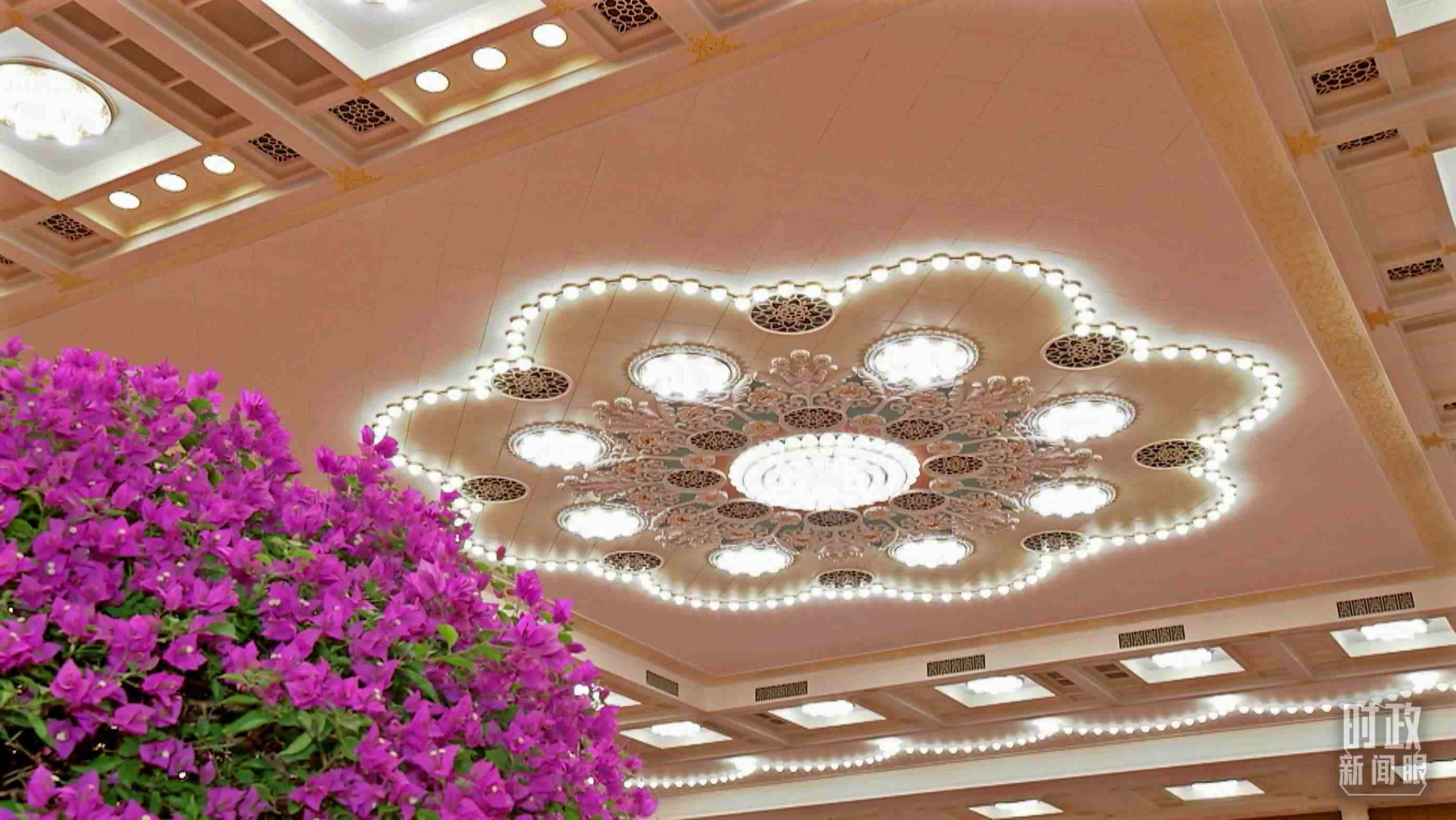 △人民大會堂宴會廳，華燈璀璨、鮮花綻放。