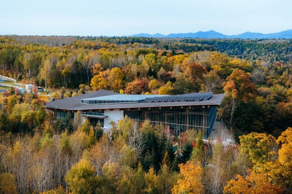 園區(qū)在多棟建筑上都安裝有分布式光伏發(fā)電設(shè)施。邱活攝