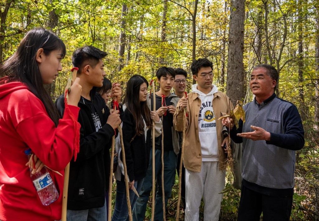 魏本勝為清華大學(xué)同學(xué)介紹長白山人參文化。嚴(yán)磊攝