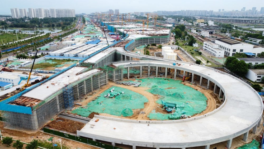 9月9日拍攝的海口新海港和南港“二線口岸”（貨運(yùn)）集中查驗場所建設(shè)項目（無人機(jī)照片）。該項目是海南自貿(mào)港封關(guān)運(yùn)作重點項目。新華社記者 楊冠宇 攝