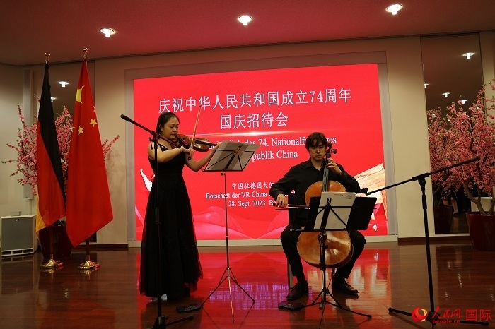 青年音樂(lè)家為來(lái)賓們現(xiàn)場(chǎng)演奏《我和我的祖國(guó)》。人民網(wǎng)記者 劉仲華攝