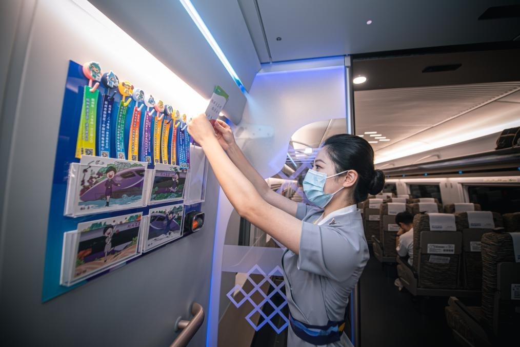 2023年9月16日，復(fù)興號亞運智能動車組列車正式載客運營。新華社記者 江漢 攝