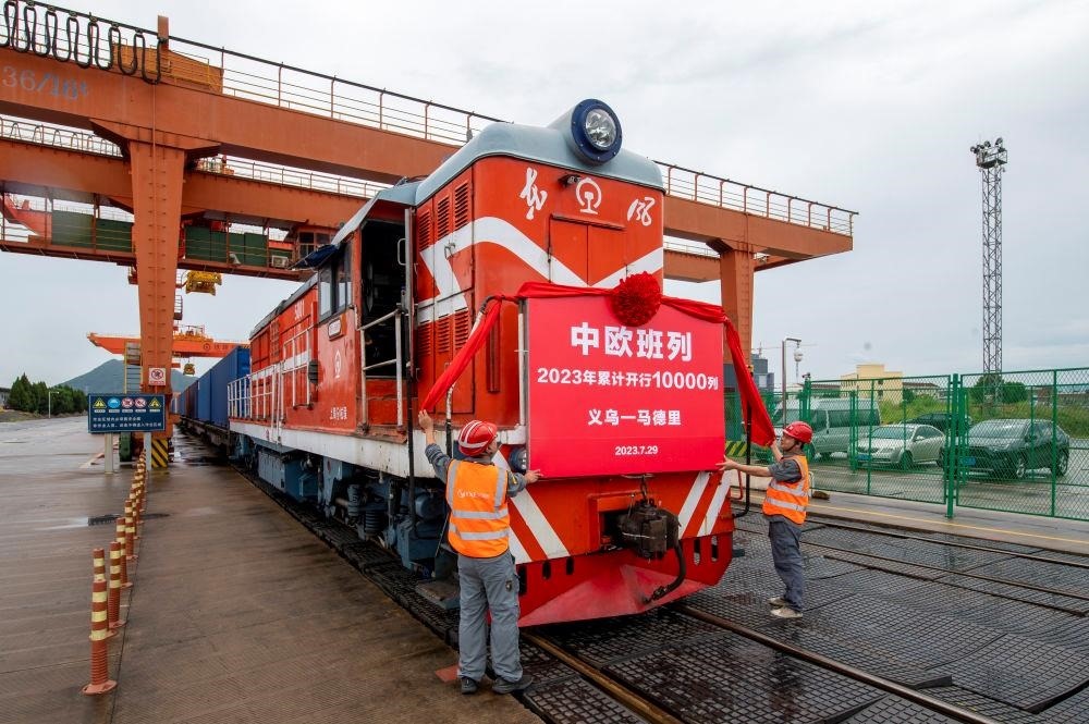 △2023年7月29日，滿載110個(gè)標(biāo)箱出口貨物的X8020次中歐班列從浙江義烏西站準(zhǔn)備啟程。