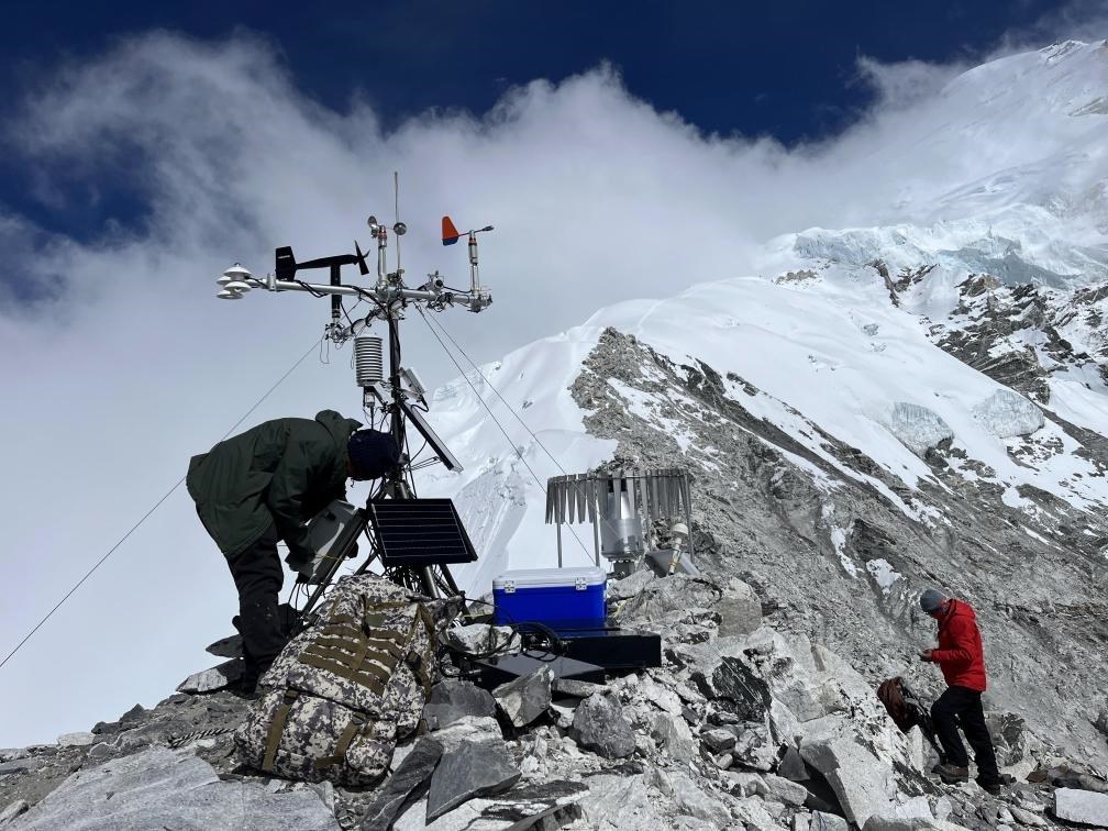 科考隊員在海拔6450米架設自動氣象站（9月25日攝）。（圖片由第二次青藏科考隊科考隊員提供）