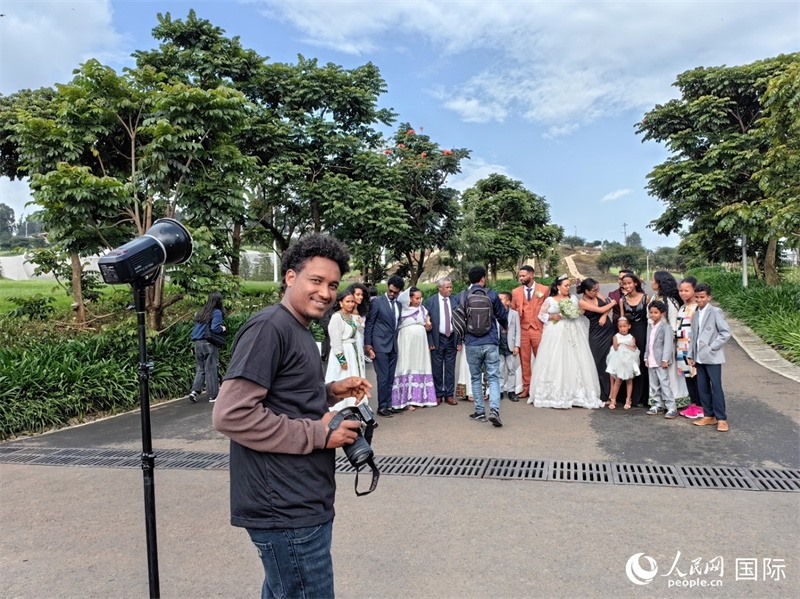 一對新人和親友在亞的斯亞貝巴友誼廣場合影。人民網(wǎng)記者 陳星星攝