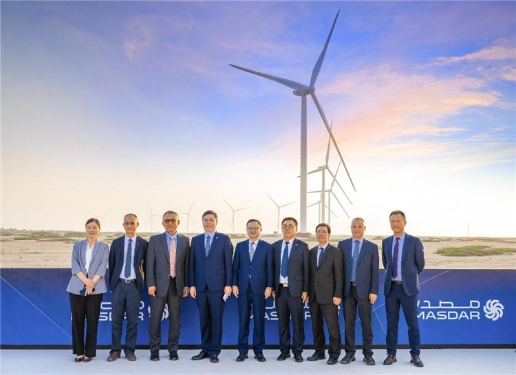 中方建設(shè)者在風(fēng)電場合影。中國電建供圖