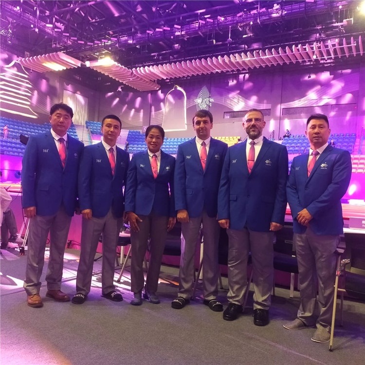 詹多斯·基亞諾夫與各國裁判員合影（左二）。 受訪者供圖