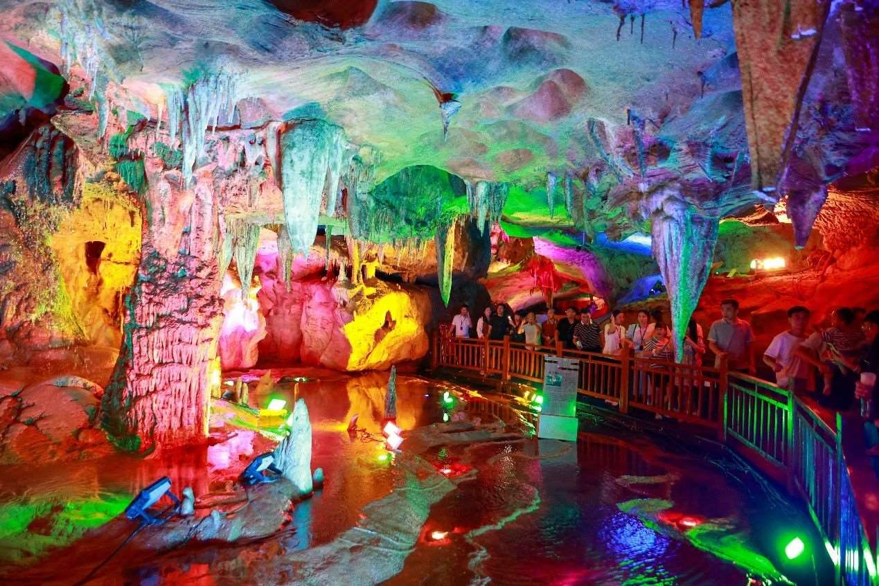 國(guó)慶假期期間，江西萬(wàn)年神農(nóng)宮景區(qū)游人如織。受訪者供圖