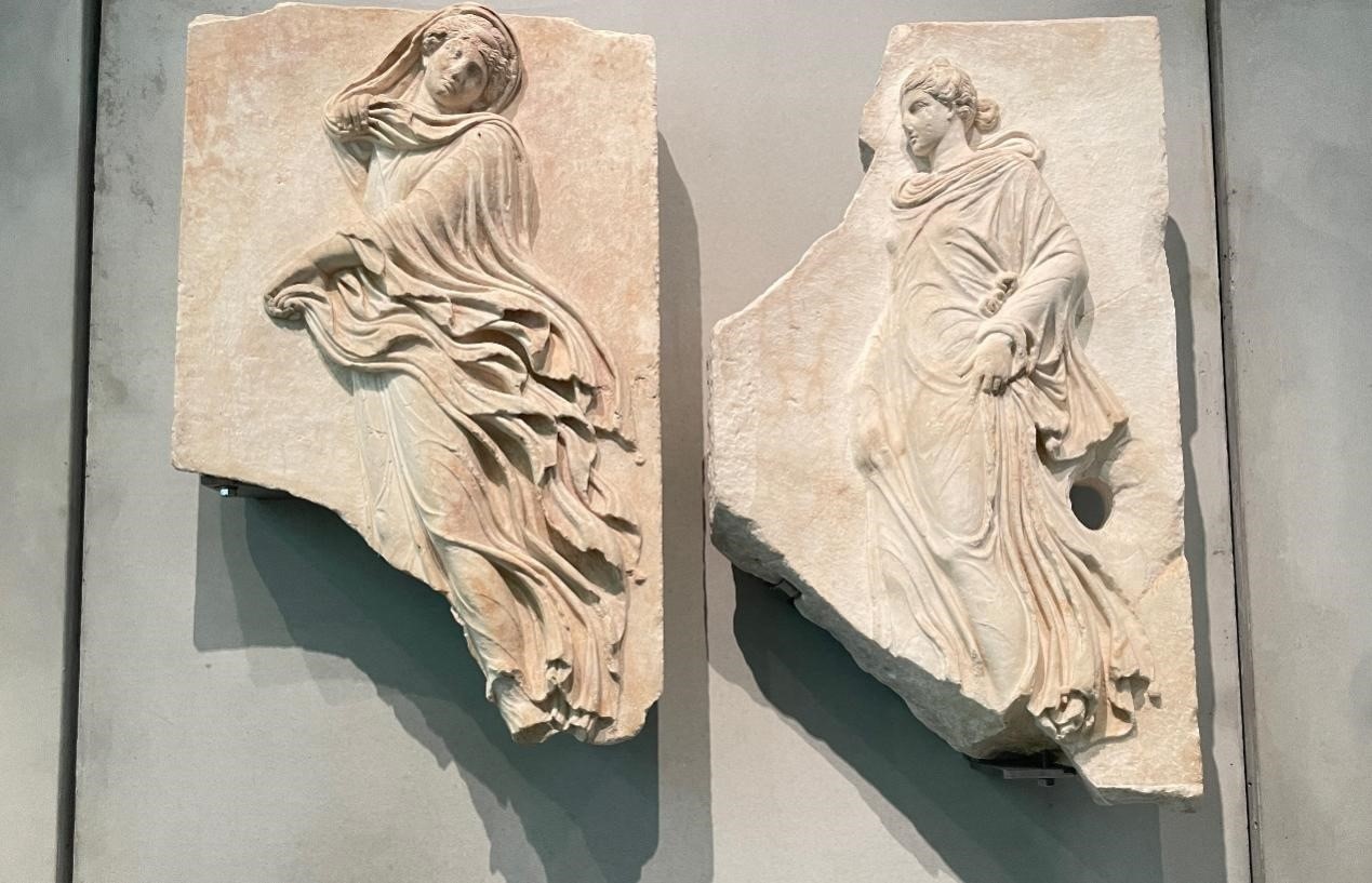 出自酒神劇場的浮雕，刻畫了舞者的形象。人民網(wǎng)記者 郭冠華攝