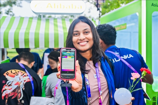 亞運村運動員正在展示個人的低碳賬戶。 受訪者供圖