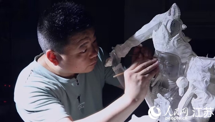 正在精雕細琢的東海水晶。 人民網(wǎng) 范堯攝