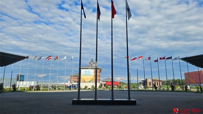 中白工業(yè)園內(nèi)，多國(guó)國(guó)旗飄揚(yáng)。園區(qū)已有來自16個(gè)國(guó)家和地區(qū)的企業(yè)入駐。人民網(wǎng)記者 朱虹攝