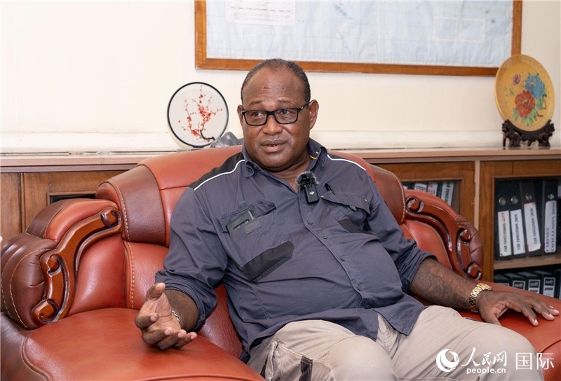 2023年9月13日，所羅門群島副總理兼基礎(chǔ)設(shè)施和發(fā)展部長梅納西·梅蘭加在首都霍尼亞拉接受人民網(wǎng)記者專訪。人民網(wǎng) 賀吉攝