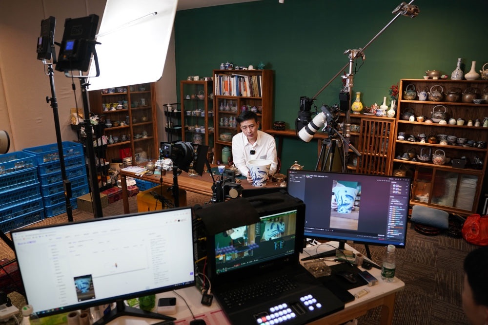 ↑在景德鎮(zhèn)，工作人員通過網(wǎng)絡(luò)直播推介陶瓷產(chǎn)品（2023年2月22日攝）。