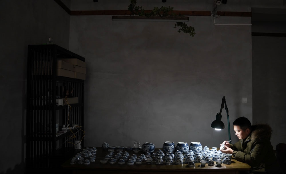 ↑ 2020年12月23日，手工陶瓷制作者在工作室檢測成品。