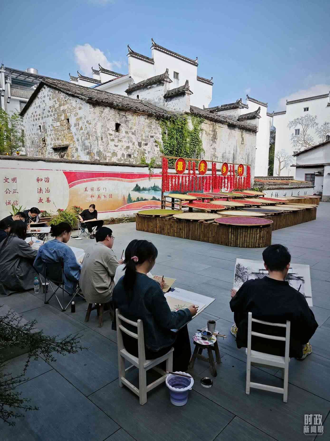 △來(lái)自中國(guó)美術(shù)學(xué)院的同學(xué)在石門村寫(xiě)生。（總臺(tái)央視記者郁振一拍攝）