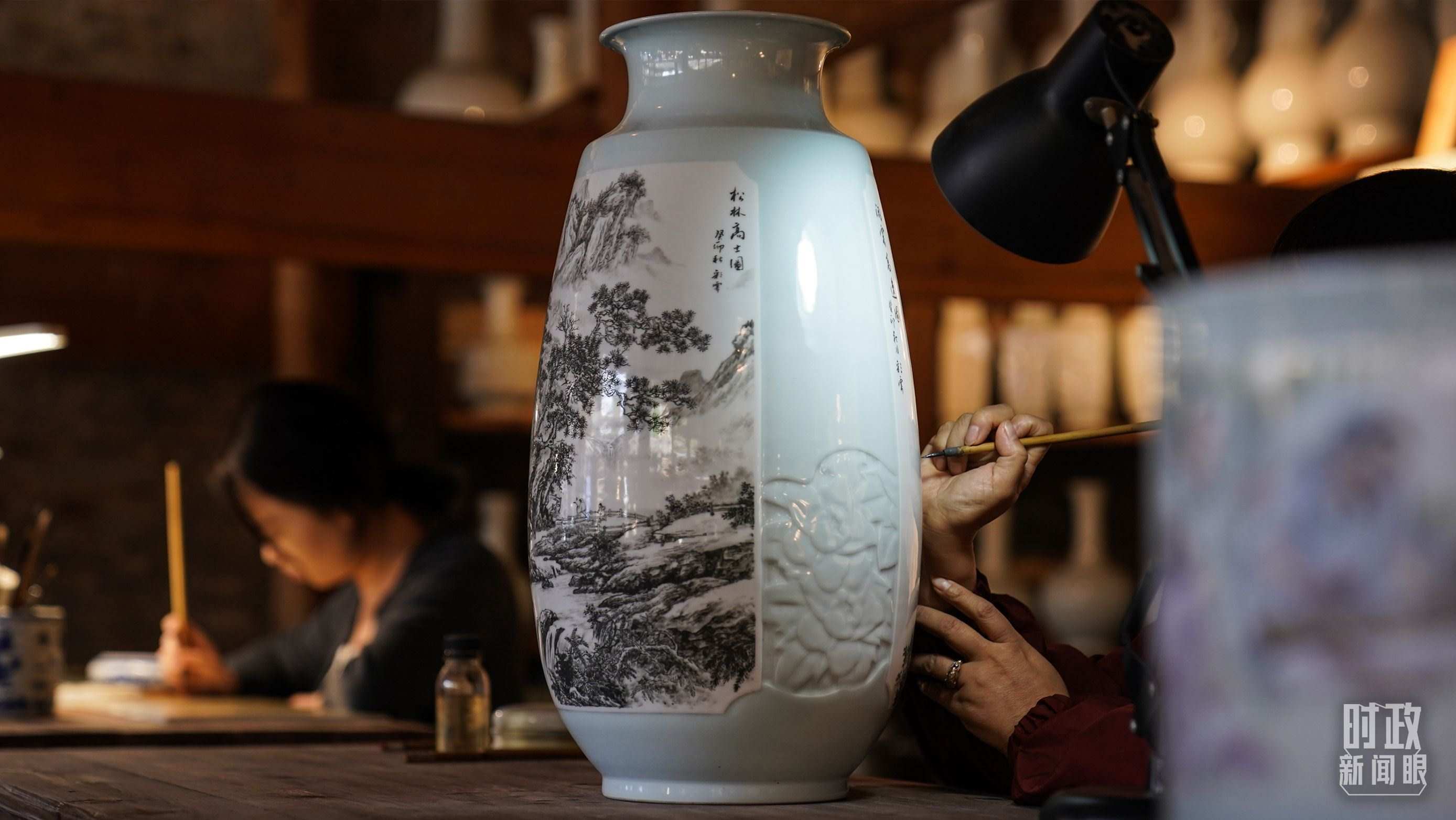 △陶瓷畫(huà)師正在繪制瓷器。（總臺(tái)國(guó)廣記者李晉拍攝）