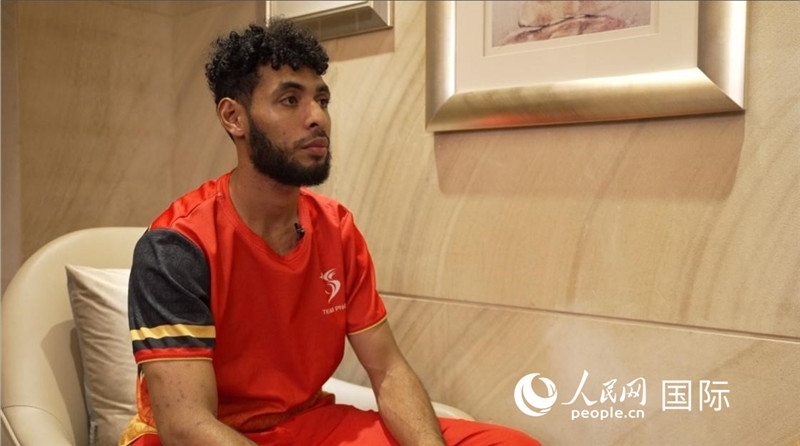 巴布亞新幾內(nèi)亞乒乓球國家隊隊員杰弗瑞·羅伊接受采訪。 人民網(wǎng) 彭昱凱攝