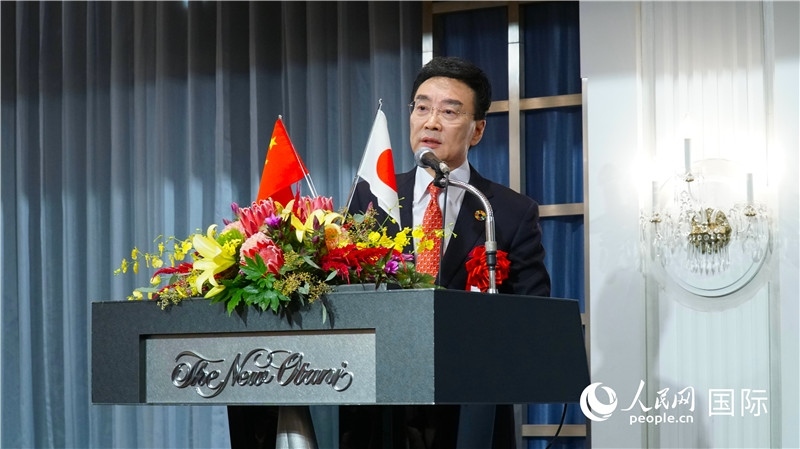 在日中國企業(yè)協(xié)會會長王家馴致祝酒詞。人民網 蔣曉辰攝