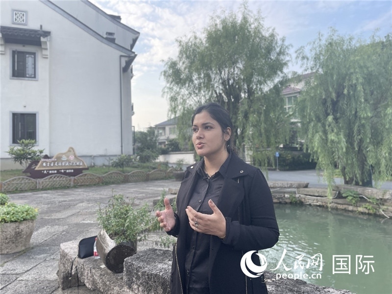 孟加拉國Channel 24電視頻道主持人伊斯拉特·阿敏在安吉接受記者采訪。人民網(wǎng)記者 張榮攝