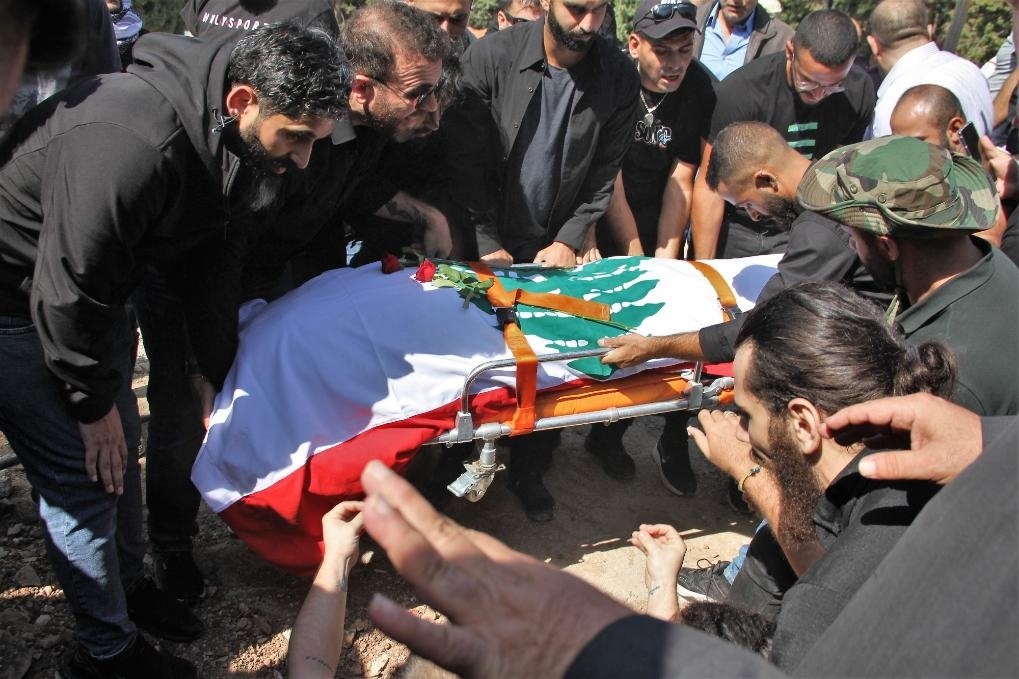 10月14日，黎巴嫩南部希亞姆鎮(zhèn)，黎巴嫩記者和民眾為在以色列轟炸中死亡的攝影記者伊薩姆·阿卜杜拉送葬。新華社發(fā)（塔希爾·阿布·哈姆丹攝）