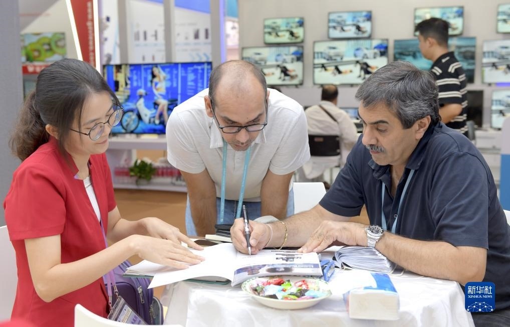 10月15日，客商在廣交會上洽談業(yè)務(wù)。新華社記者 盧漢欣 攝