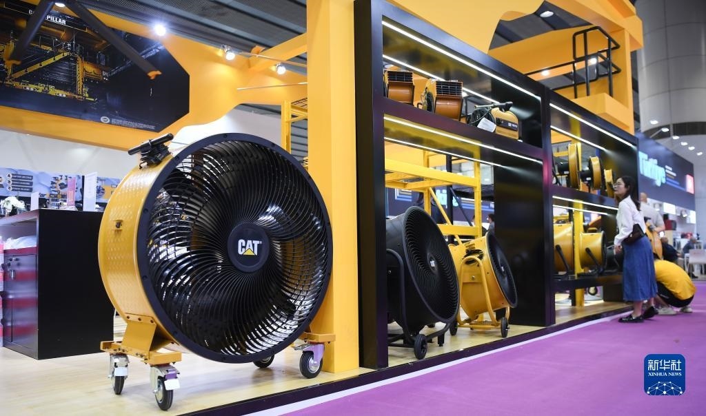 10月15日，參觀者在了解一家美國參展商的產(chǎn)品。新華社記者 鄧華 攝