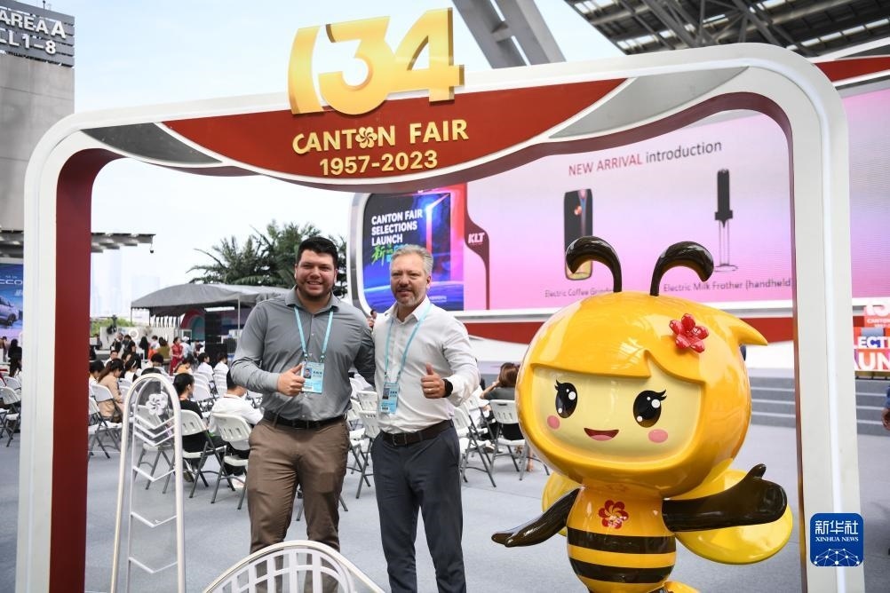 10月15日，來自巴西的采購商在廣交會上合影。新華社記者 鄧華 攝