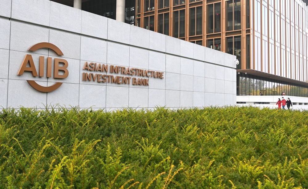 這是亞洲基礎(chǔ)設(shè)施投資銀行（亞投行）標志（2021年10月25日攝）。新華社記者 李賀 攝