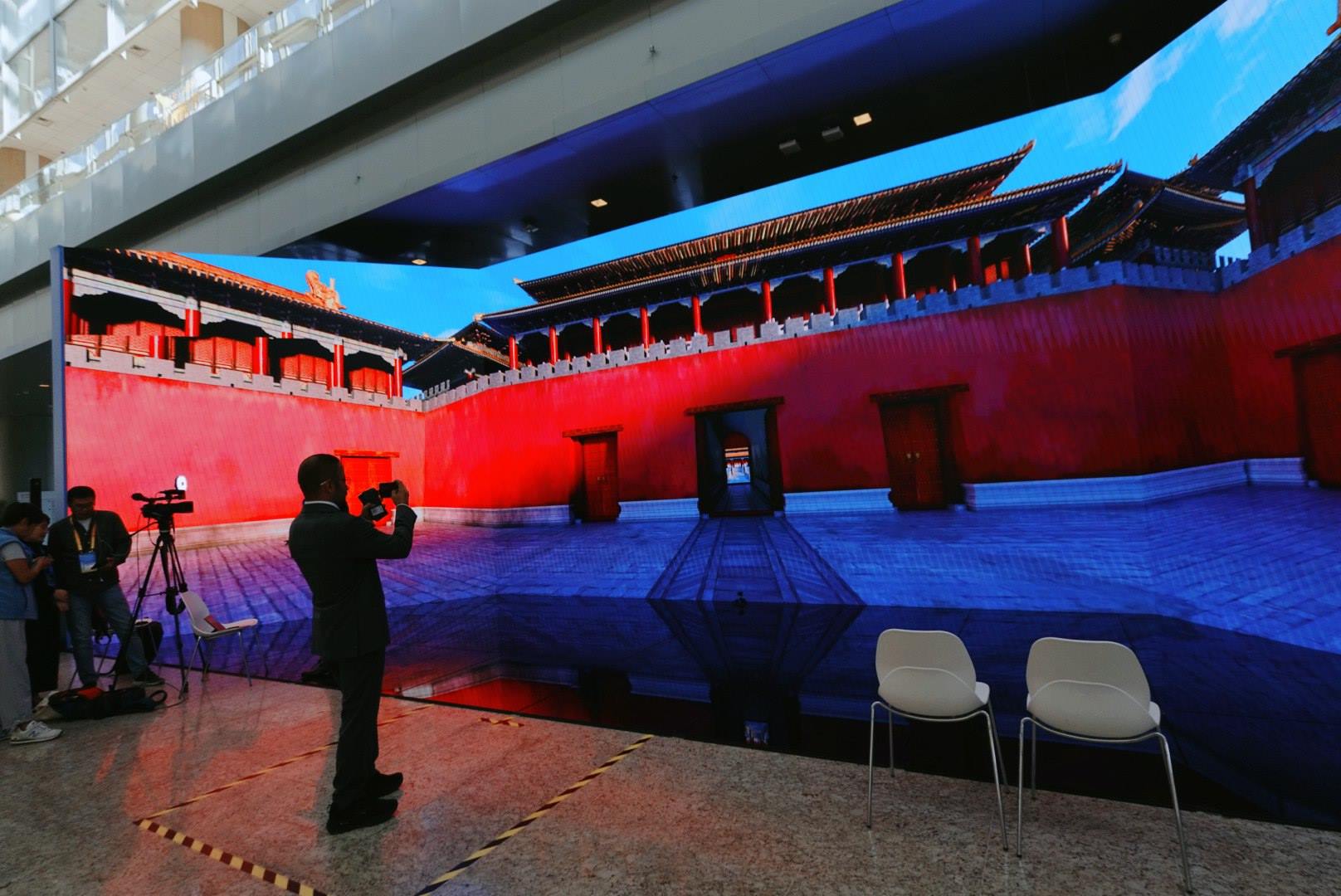 位于新聞中心的科技文化互動展示區(qū)。人民網(wǎng)記者 許維娜攝