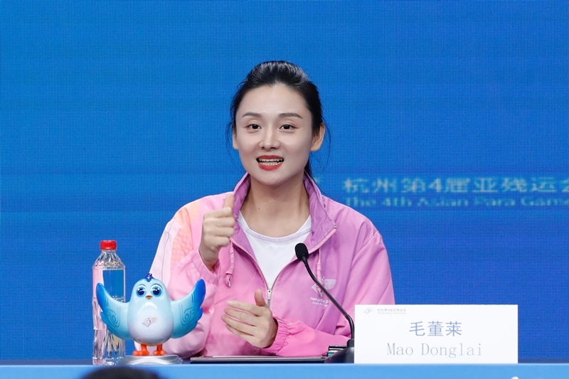 杭州市殘疾人綜合服務(wù)中心干事毛董萊介紹成為亞殘運(yùn)會(huì)火炬手的經(jīng)歷。杭州亞殘組委供圖