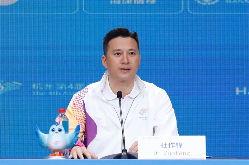 杭州亞殘運(yùn)會(huì)火炬?zhèn)鬟f指揮中心副指揮長(zhǎng)杜作鋒介紹火炬?zhèn)鬟f工作安排。杭州亞殘組委供圖