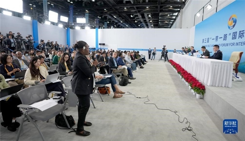 10月16日，第三屆“一帶一路”國際合作高峰論壇新聞中心在北京國家會議中心舉行首場吹風會，邀請自然資源部國際合作司和相關單位負責人介紹有關情況，并回答記者提問。新華社記者 王毓國攝