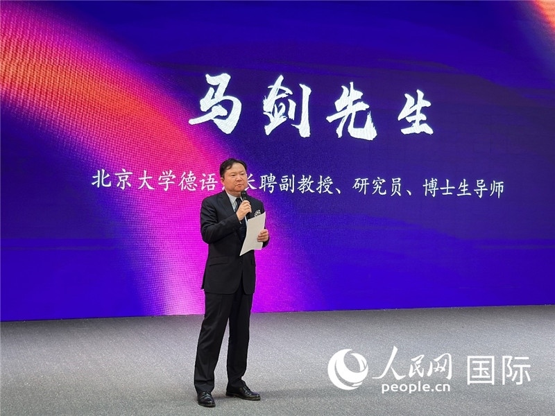 北京大學(xué)德語系長聘副教授馬劍點(diǎn)評學(xué)生表現(xiàn)。（攝影：張麗鷗）