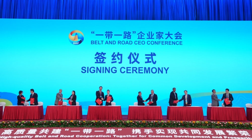 “一帶一路”企業(yè)家大會(huì)簽約儀式現(xiàn)場（2023年10月17日攝）。