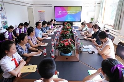 圖⑤：法治宣講結(jié)束后，重慶五中院組織召開座談會(huì)，聽取人大代表和朵力小學(xué)教師、家長(zhǎng)代表對(duì)法院未成年人保護(hù)工作的意見建議。