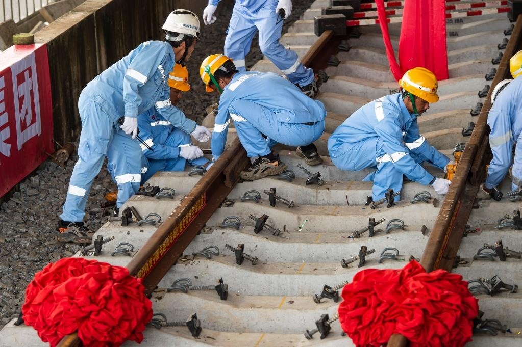 3月31日，在印度尼西亞雅加達(dá)雅萬高鐵哈利姆車站，工人鋪設(shè)雅萬高鐵全線最后一根鋼軌。