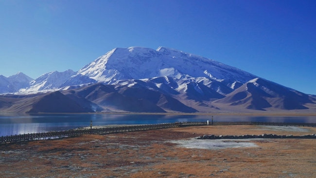 喀拉庫(kù)勒湖。中國(guó)鐵路烏魯木齊局集團(tuán)有限公司供圖