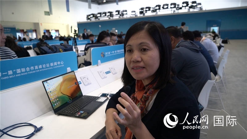 越南之聲廣播電臺(tái)記者胡鴻行（音譯，H? H?ng H?nh）與記者交談。人民網(wǎng) 楊春燕攝