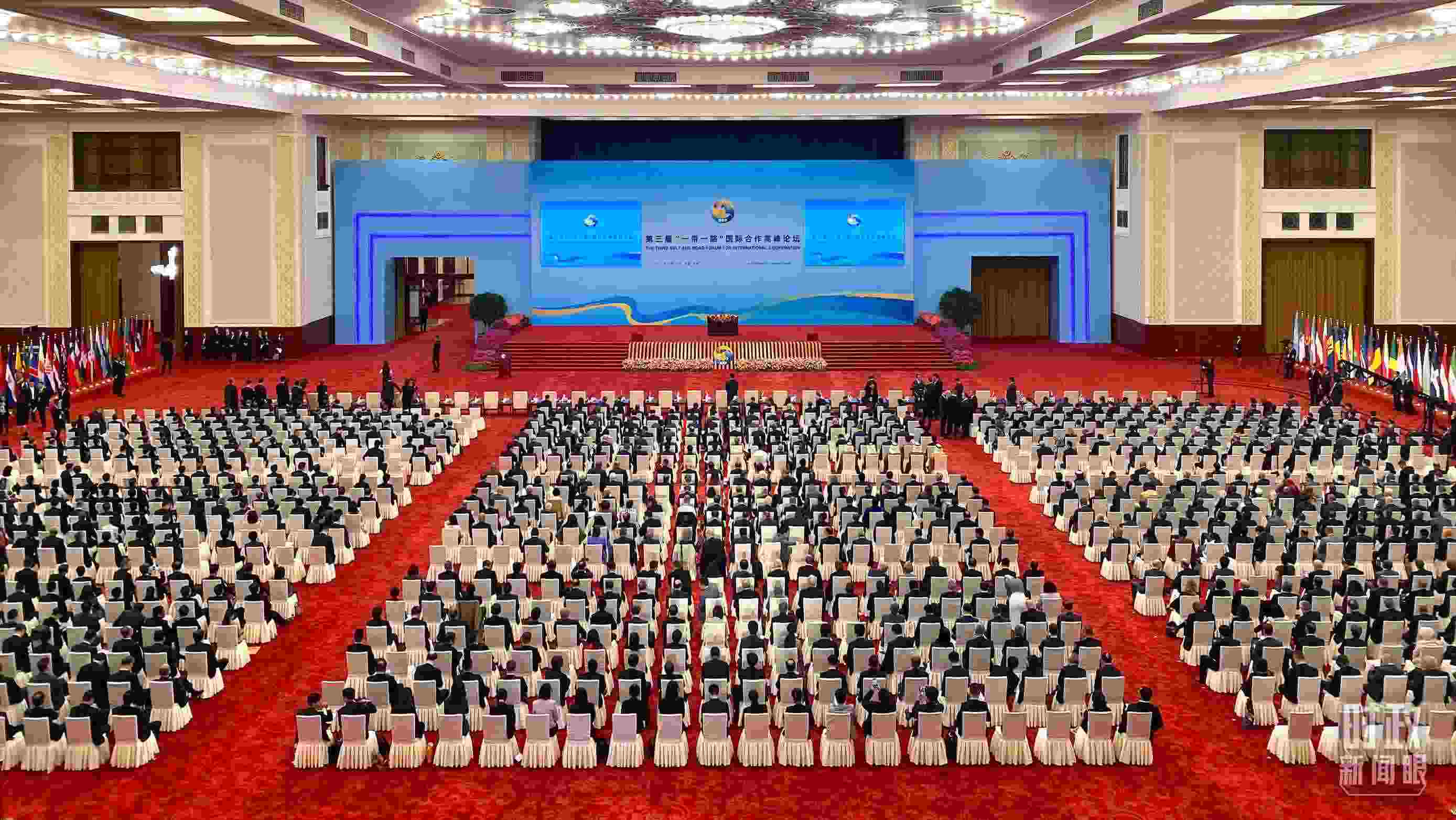 △人民大會堂宴會廳。這是開幕式之前的現(xiàn)場。（總臺央視記者李增仁拍攝）