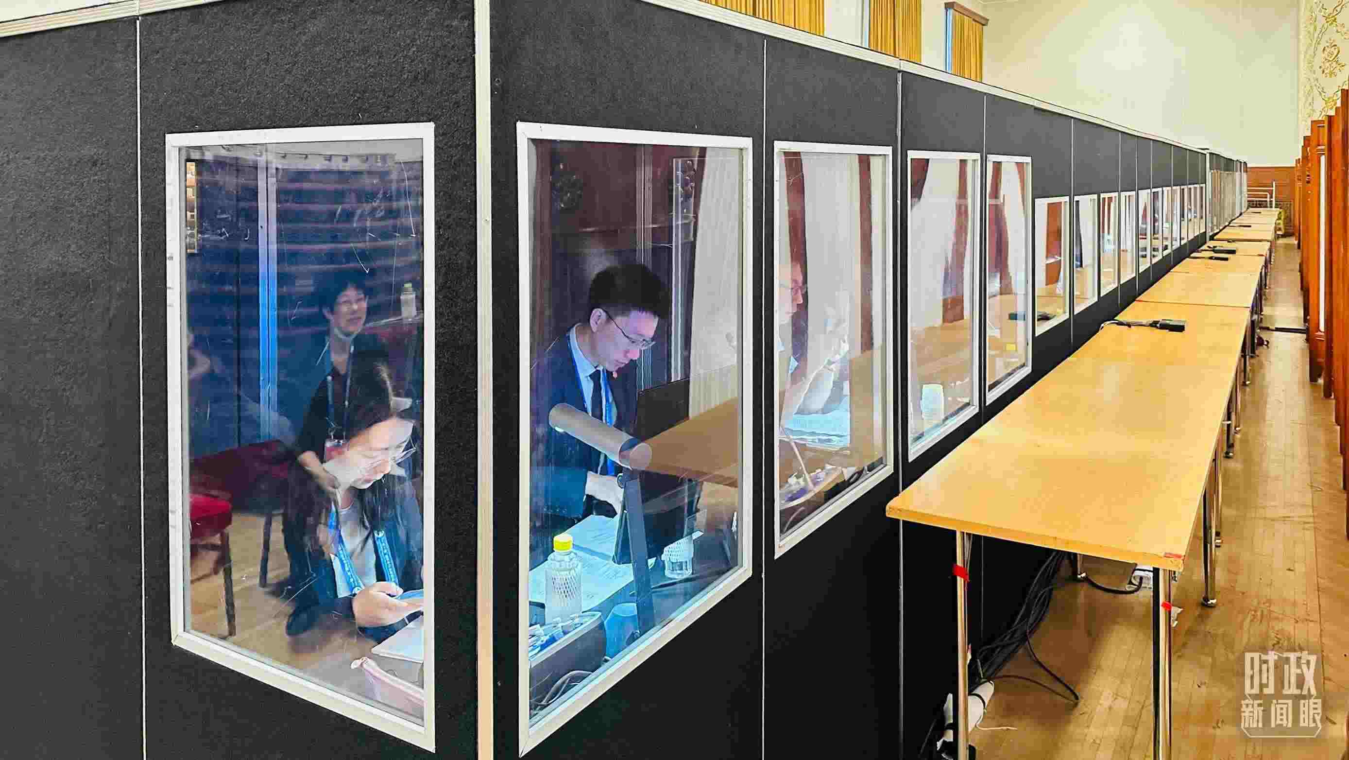 △開幕式現(xiàn)場的多語種同傳間。（總臺國廣記者時冉拍攝）