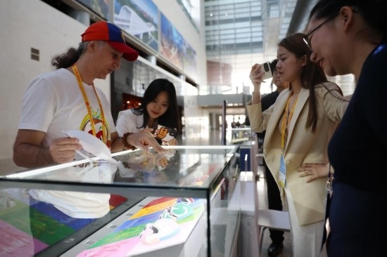 10月16日，參會記者在“一帶一路”國際合作高峰論壇新聞中心參觀展示的中國非物質(zhì)文化遺產(chǎn)展品。新華社記者 陳斌 攝