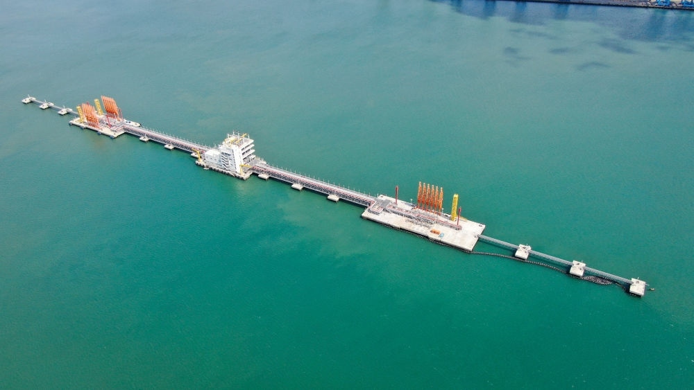 這是肯尼亞蒙巴薩油碼頭（2023年9月20日攝，無人機照片）。新華社發(fā)（中國交通建設股份有限公司肯尼亞蒙巴薩新建油碼頭項目部供圖）