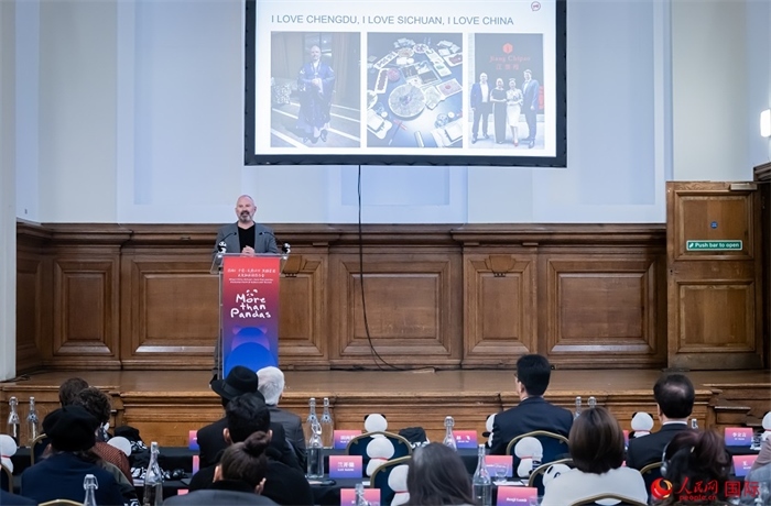 英國群英創(chuàng)意全球首席執(zhí)行官杰米·撒杰特在現(xiàn)場(chǎng)發(fā)言，分享如何進(jìn)一步提升四川旅游的國際影響力、吸引更多的英國游客。人民網(wǎng) 郭錦標(biāo)攝