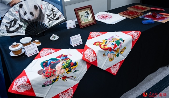 活動(dòng)現(xiàn)場(chǎng)的現(xiàn)場(chǎng)文創(chuàng)展、互動(dòng)體驗(yàn)區(qū)、非遺區(qū)展示。人民網(wǎng) 郭錦標(biāo)攝