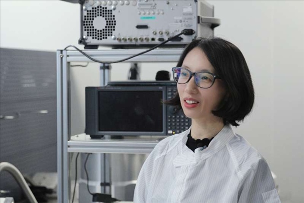 李婧在中國科學(xué)院紫金山天文臺毫米波和亞毫米波技術(shù)實驗室。（受訪者供圖）